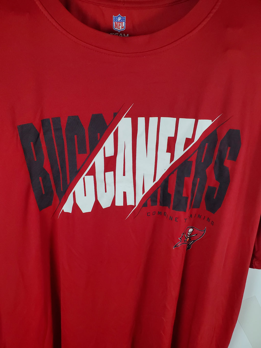 NFL Tampa Bay Buccaneers Red T-Shirt Crew Neck - size XL